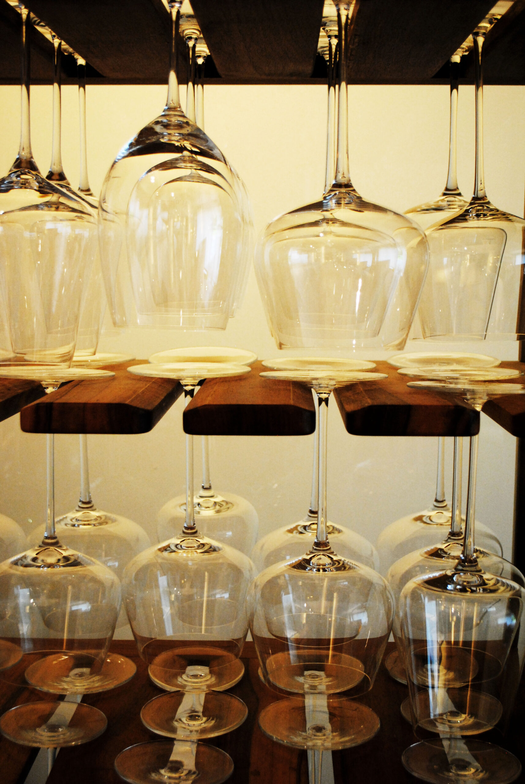 haengende Weinglaeser